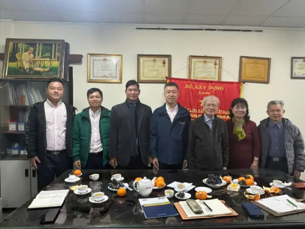 Fu Guohua, zástupce generálního ředitele Quangong Machinery Co., Ltd., vedl delegaci na návštěvu Vietnam Building Materials Association, aby podpořil výměnu a spolupráci mezi čínským a vietnamským průmyslem stavebních materiálů.